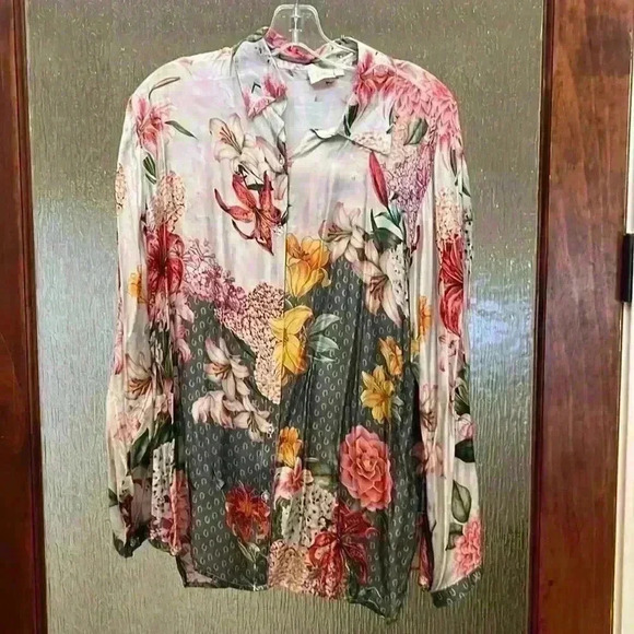 Cienna  Floral Silk Top button down blouse - Picture 2 of 9
